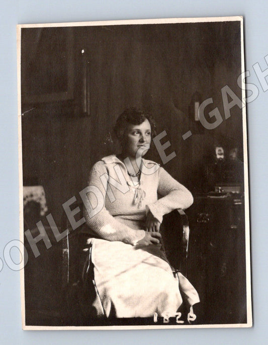 Pohlednice portrét ženy u stolu 20 léta (M19002)