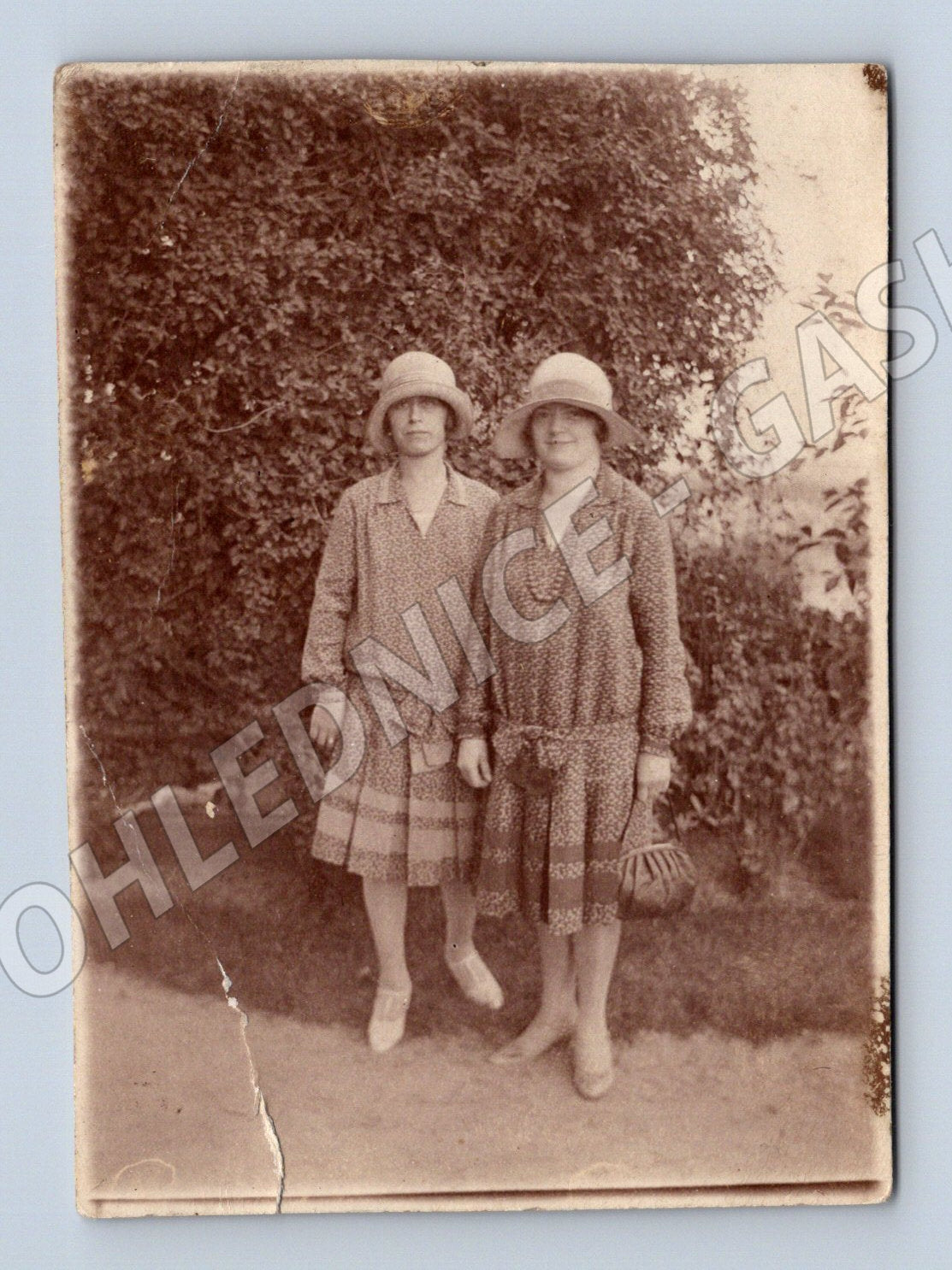 Pohlednice dvě ženy v kloboucích 1920 1940 (M19003)