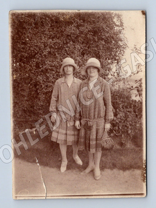 Pohlednice dvě ženy v kloboucích 1920 1940 (M19003)