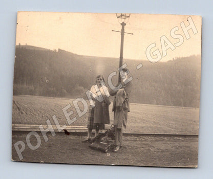 Pohlednice osoby u železniční tratě černobílá (M19005)