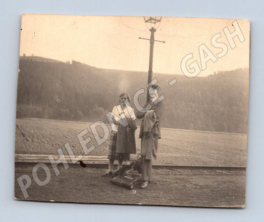 Pohlednice osoby u železniční tratě černobílá (M19005)