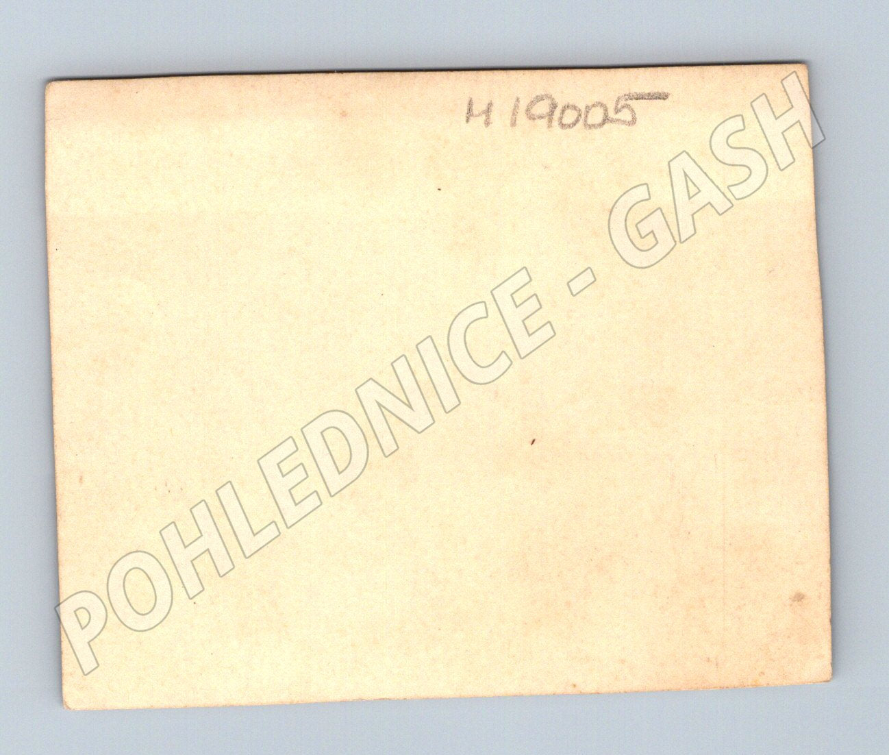 Pohlednice osoby u železniční tratě černobílá (M19005)