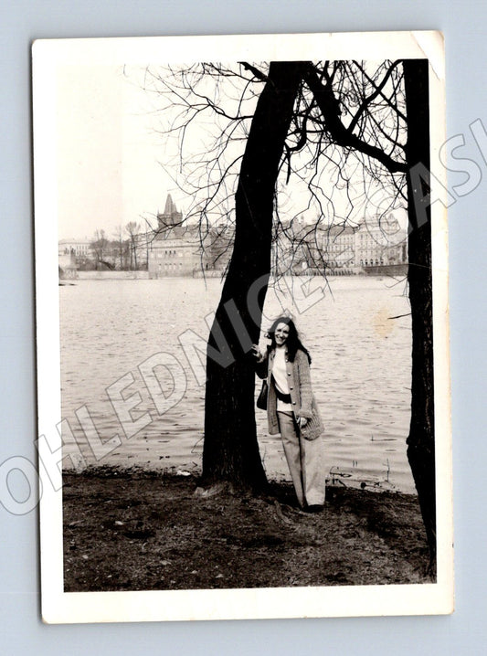 Pohlednice žena u stromu řeka město 1974 (M19011)