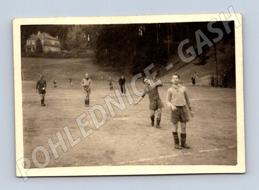 Pohlednice fotbalisté venkovské hřiště černobílá (M19016)