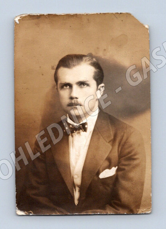 Pohlednice portrét mladého muže v obleku (M19038)