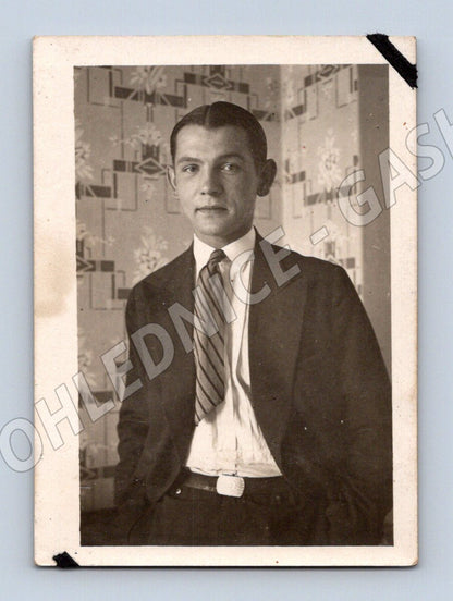 Pohlednice portrét mladého muže vzkaz zadní strana (M19039)