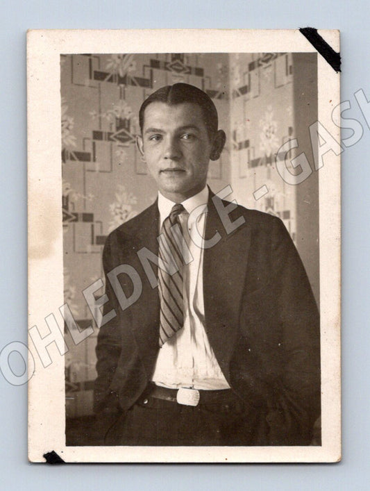 Pohlednice portrét mladého muže vzkaz zadní strana (M19039)