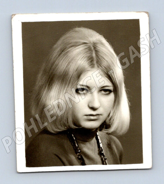 Pohlednice portrét mladé ženy 60 70 léta podpis (M19047)