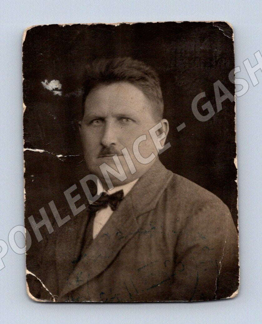 Pohlednice portrét muže podpis na zadní straně (M19053)