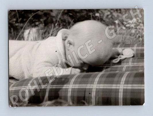 Pohlednice Černobílá kojící dítě autentická fotografie (M19057)