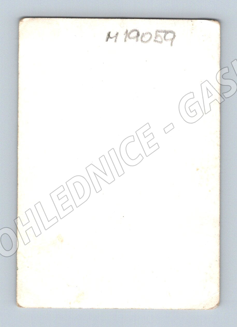 Pohlednice černobílá interiér dívka (M19059)