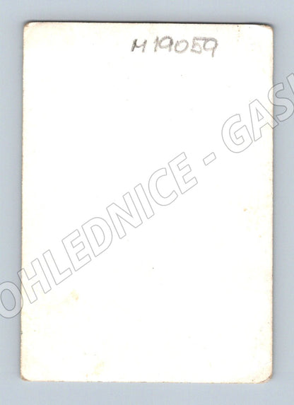Pohlednice černobílá interiér dívka (M19059)