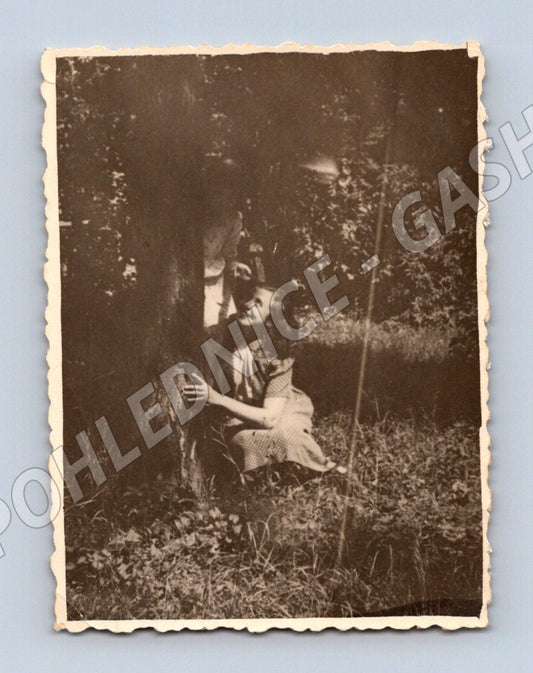 Pohlednice dívka u stromu malý formát před 1950 (M19066)