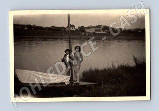 Pohlednice ženy na plachetnici vodní doprava (M19068)