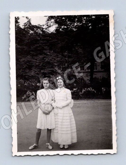 Pohlednice dvě dívky slavnostní šaty 40. léta (M19071)