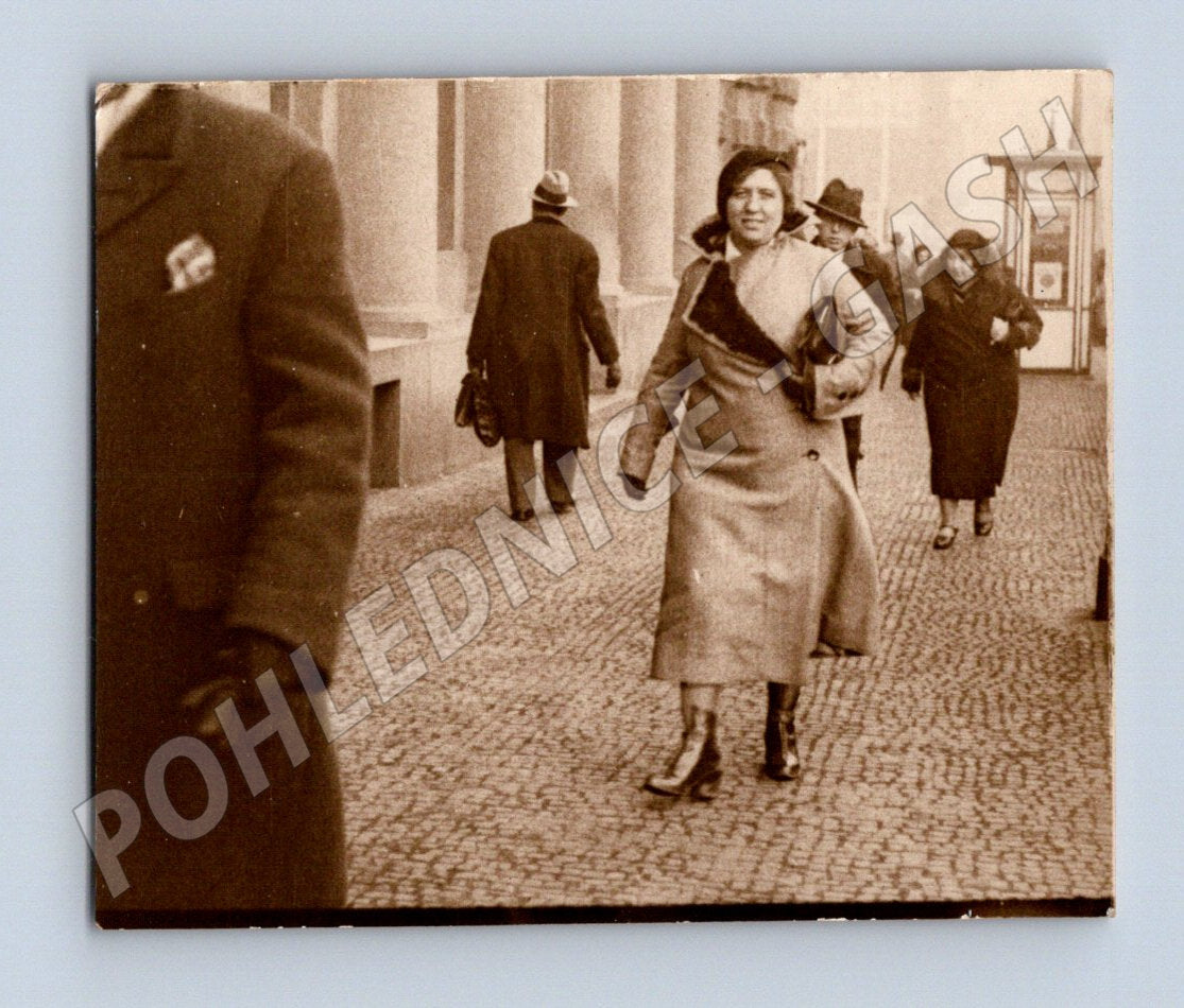 Pohlednice město chodci Československo malý formát do 1950 (M19076)