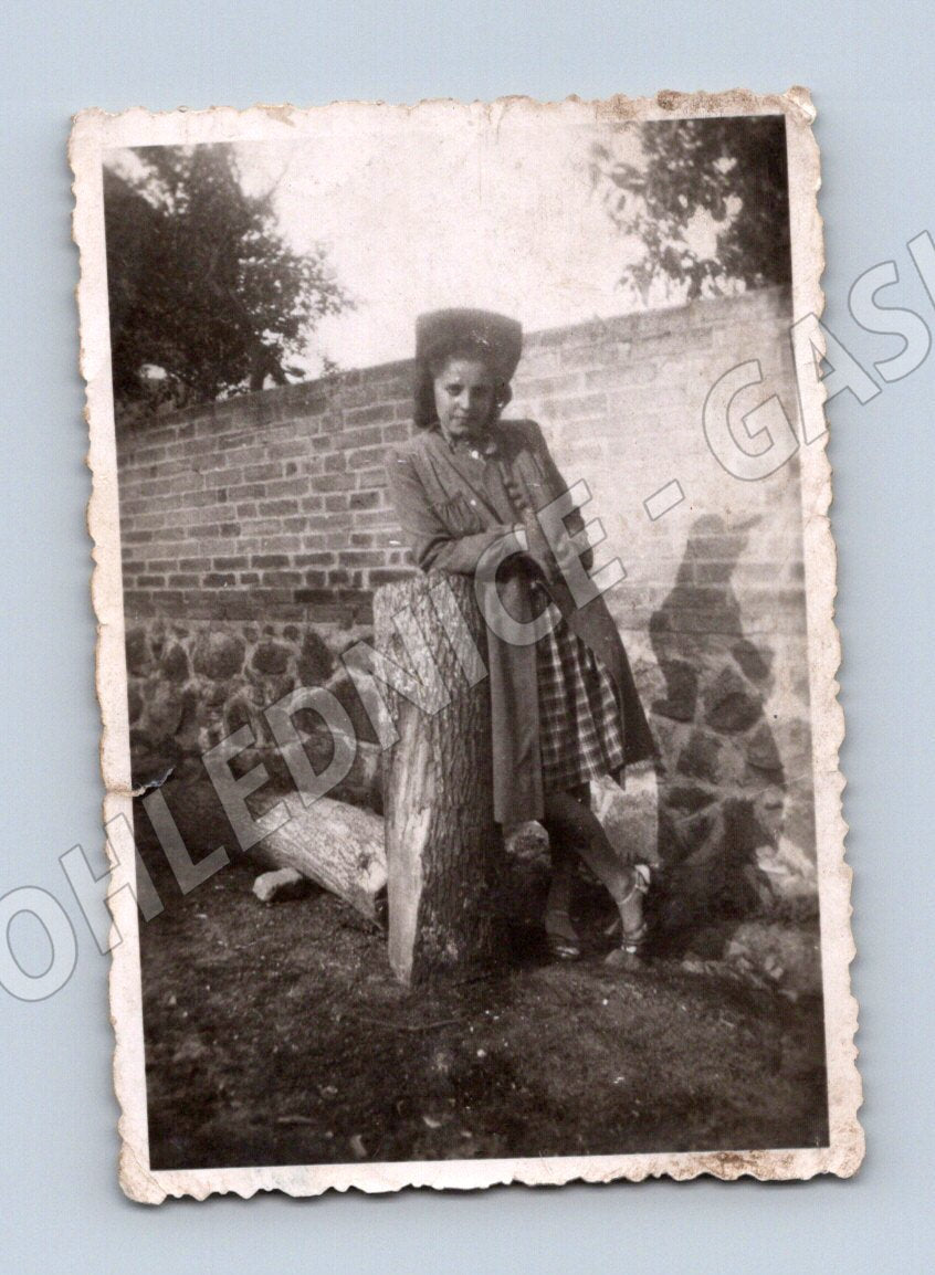 Pohlednice Starobylá 1944 mladá žena etnografie věnování (M19078)