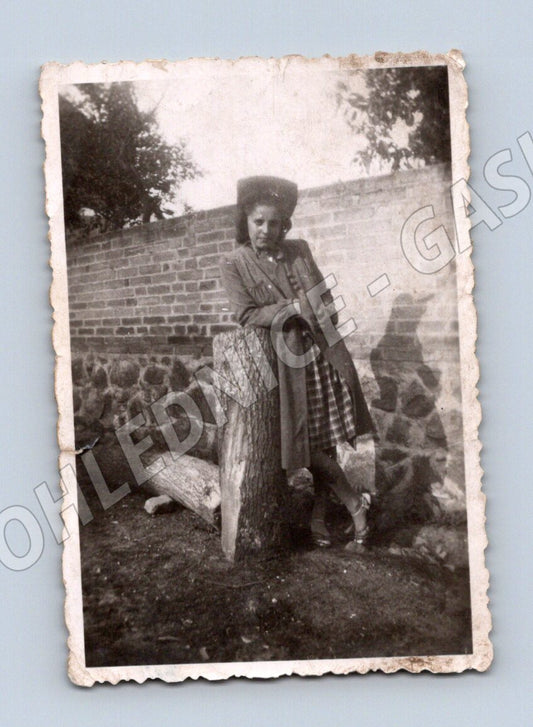 Pohlednice Starobylá 1944 mladá žena etnografie věnování (M19078)