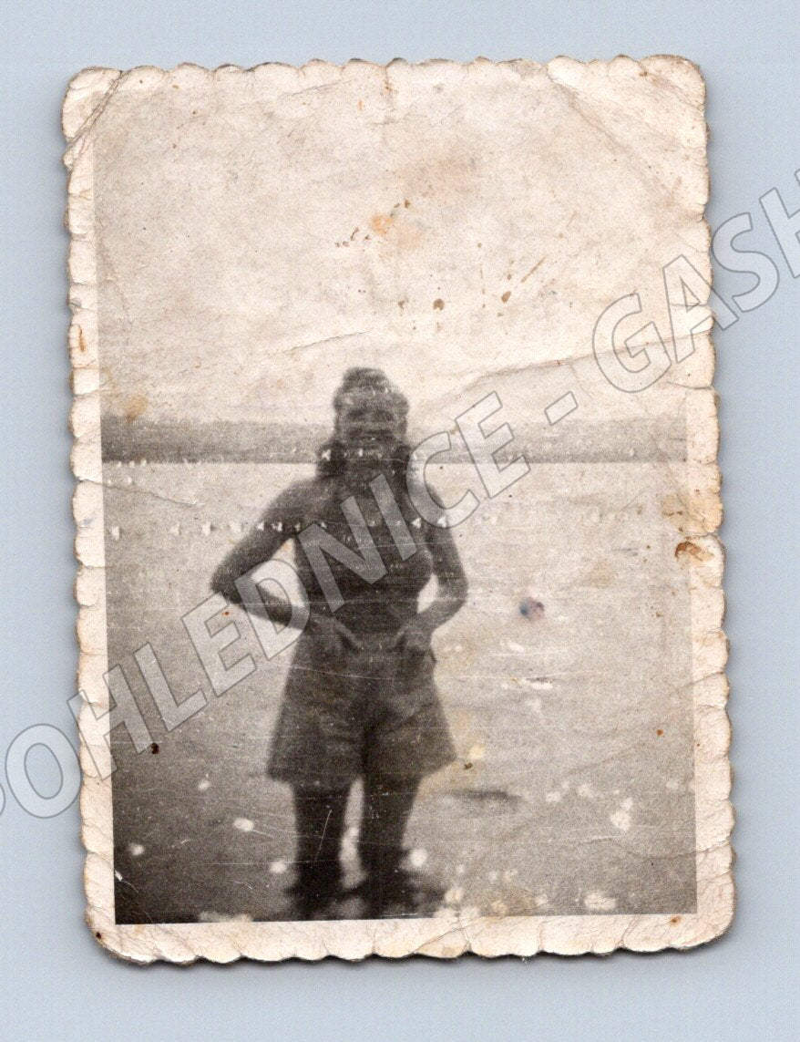 Pohlednice ženy u vody ČSR malý formát (M19083)