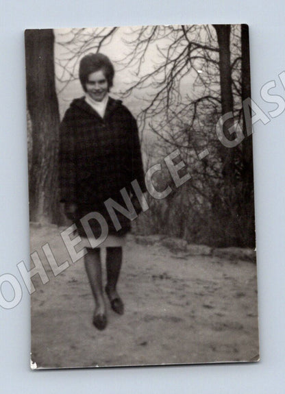 Pohlednice černobílá portrét dívky ručně psané jméno (M19086)