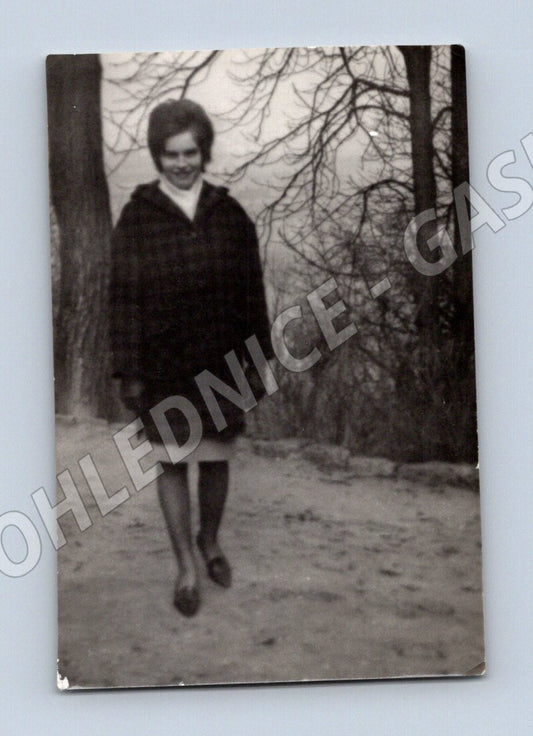 Pohlednice černobílá portrét dívky ručně psané jméno (M19086)