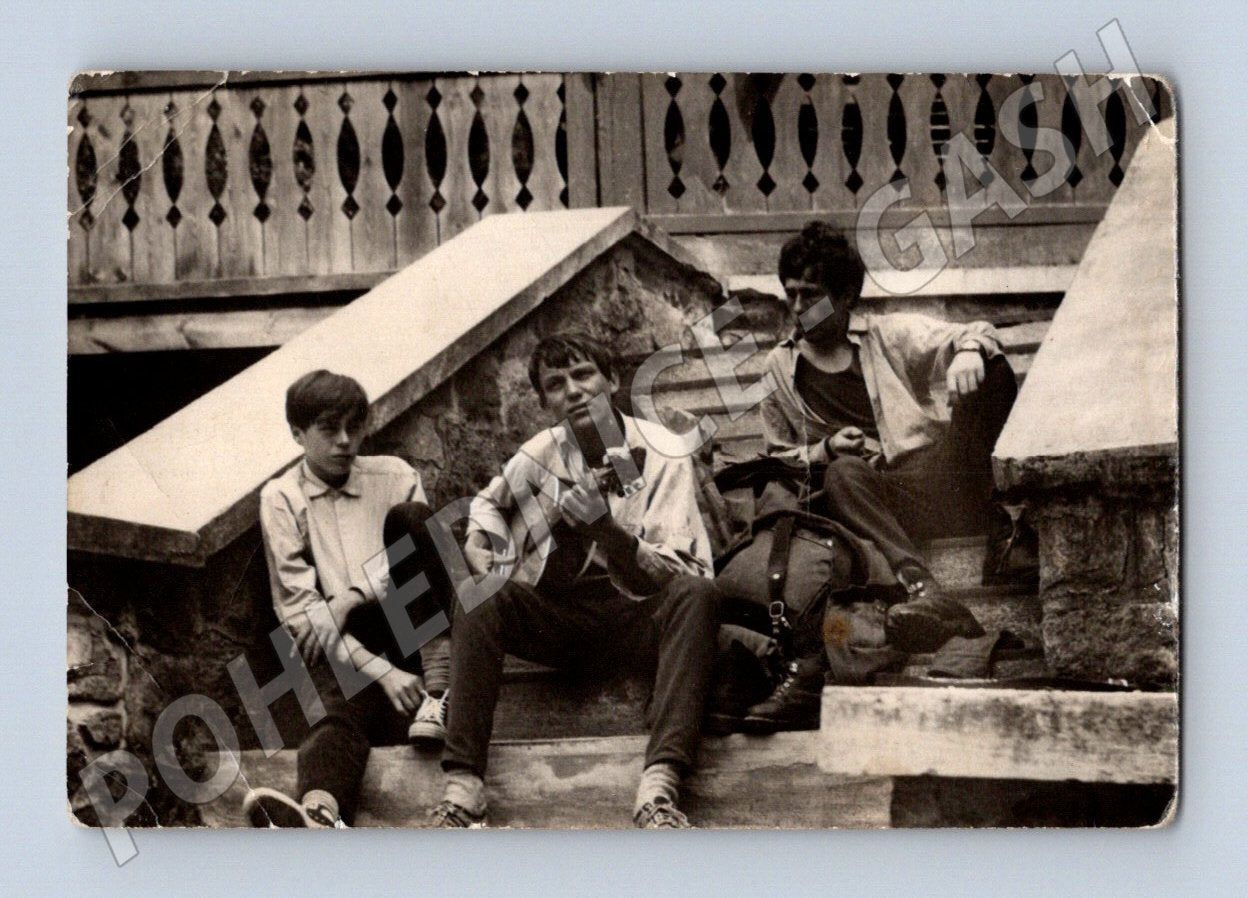 Pohlednice Černobílá skupina mladých osob na schodech (M19090)