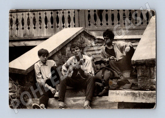 Pohlednice Černobílá skupina mladých osob na schodech (M19090)