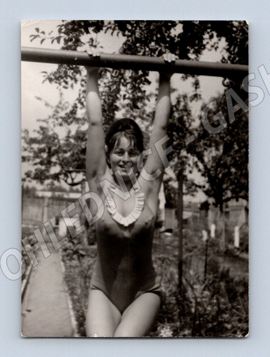 Pohlednice žena na hrazdě 50 60 léta (M19091)