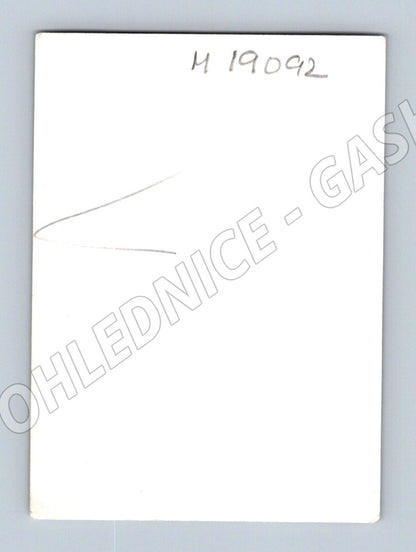 Pohlednice žena v zahradě černobílá (M19092)