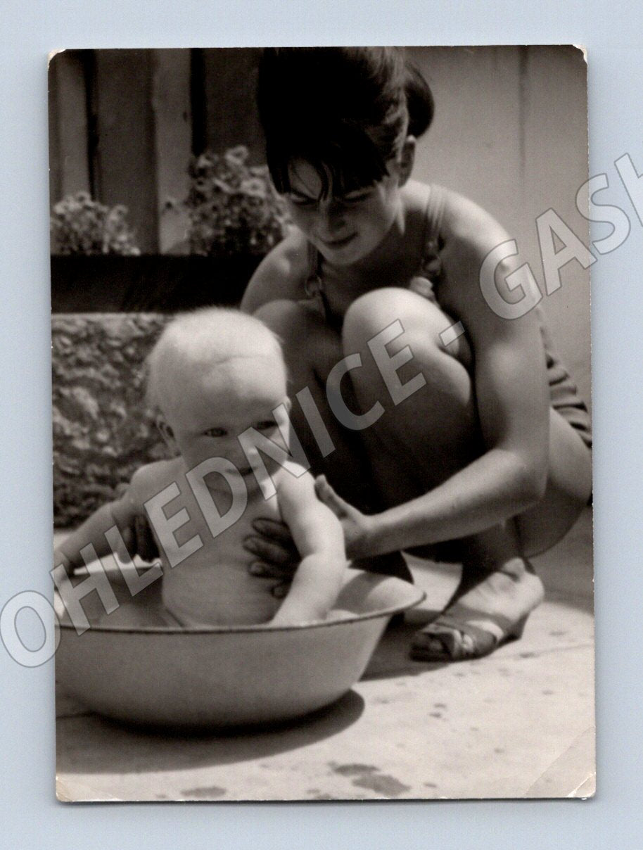Pohlednice koupání dítěte černobílá 50 60 léta (M19094)