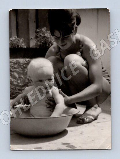 Pohlednice koupání dítěte černobílá 50 60 léta (M19094)