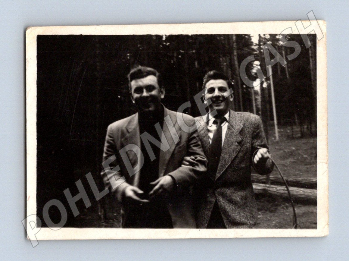 Pohlednice dva muži v oblecích černobílá ručně popsaná (M19095)