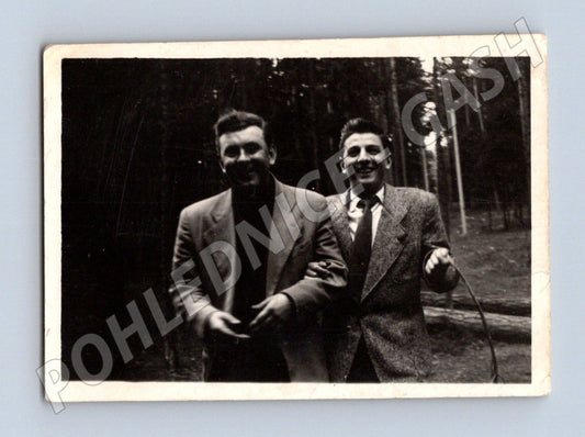 Pohlednice dva muži v oblecích černobílá ručně popsaná (M19095)