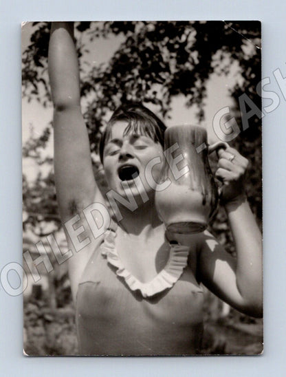 Pohlednice žena s džbánem radostná atmosféra Černobílá (M19096)