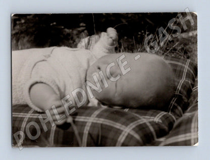 Pohlednice Černobílá dítě s dudlíkem (M19097)