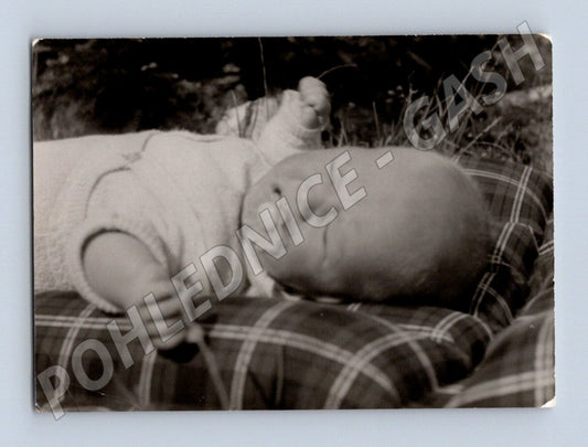 Pohlednice Černobílá dítě s dudlíkem (M19097)
