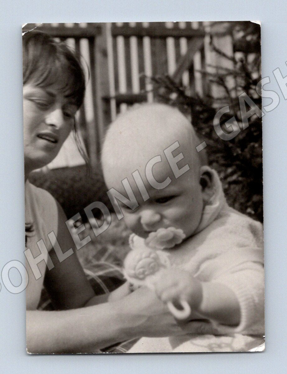 Pohlednice žena s dítětem 60 70 léta (M19099)