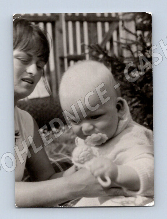 Pohlednice žena s dítětem 60 70 léta (M19099)