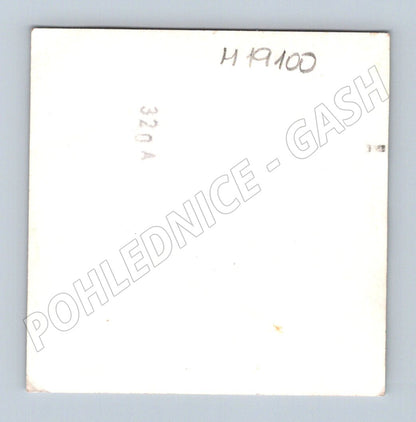 Pohlednice černobílá růže před lavicí (M19100)