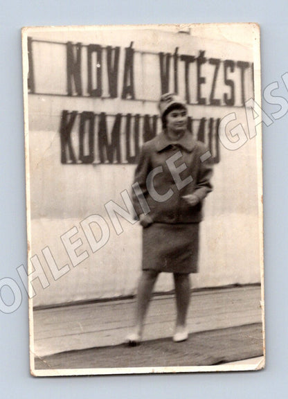 Pohlednice Žena před plakátem Nová vítězství komunismu (M19101)