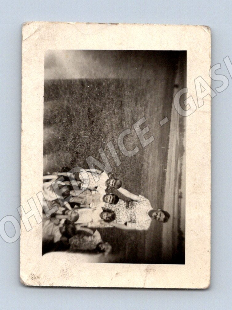 Pohlednice skupina dětí s učitelkou etnografie (M19105)