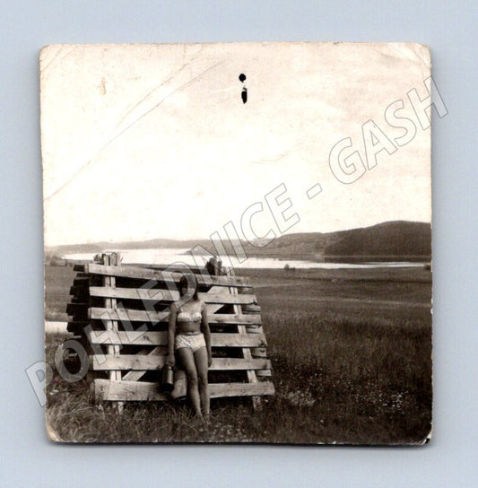 Pohlednice dívka na venkově stanování ČR do 1950 (M19106)