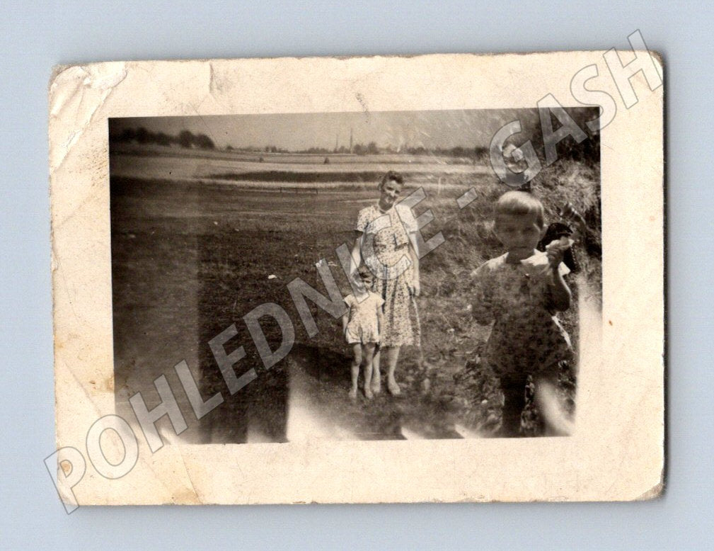 Pohlednice malý formát venkov žena dítě cca 1940s (M19107)