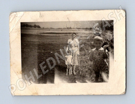 Pohlednice malý formát venkov žena dítě cca 1940s (M19107)