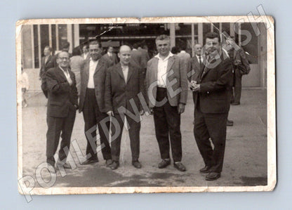 Pohlednice skupina mužů ve městě cca 1 pol 20 stol (M19108)