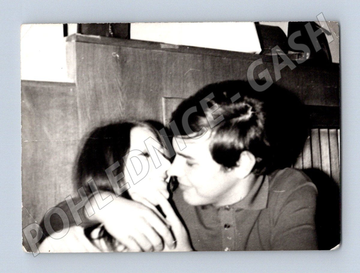 Pohlednice dvě osoby v přátelském objetí (M19109)