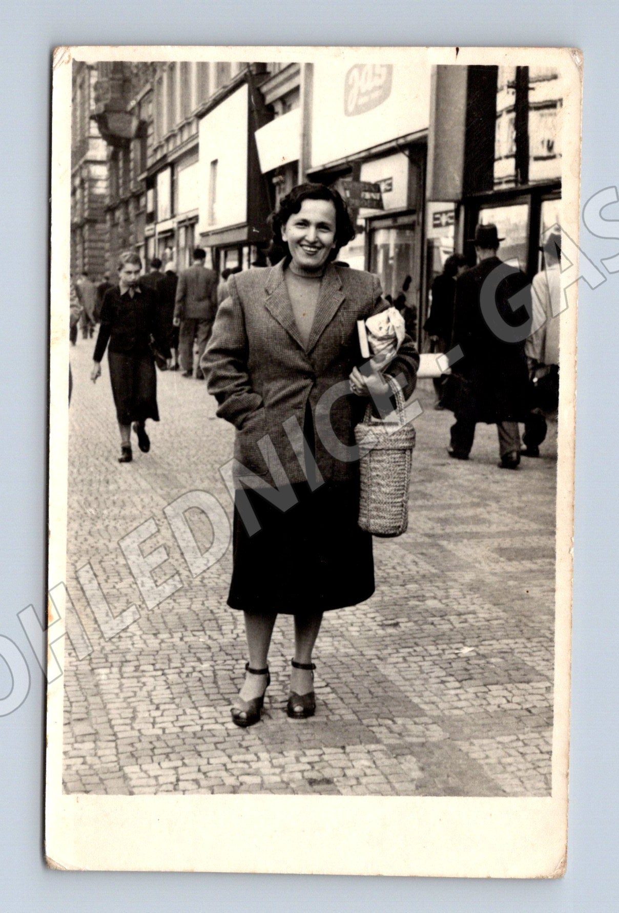 Pohlednice Praha žena na ulici malý formát 1942 (M19120)