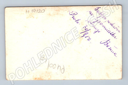 Pohlednice Praha žena na ulici malý formát 1942 (M19120)