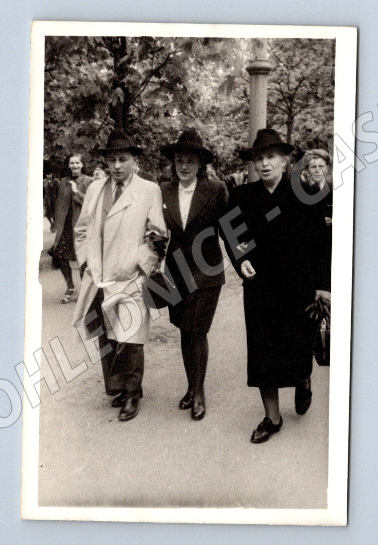 Pohlednice Praha Stromovka elegantní dámy 1943 (M19123)
