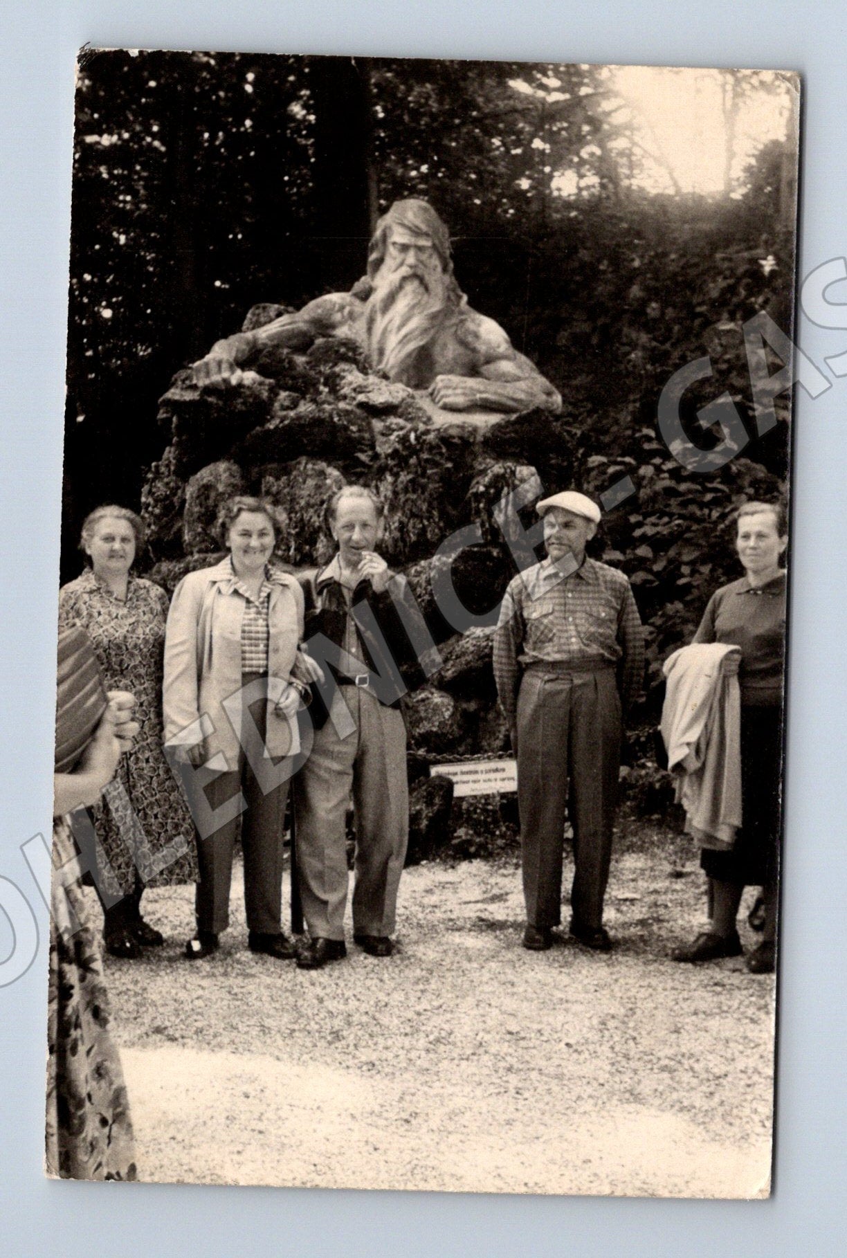 Pohlednice Krokonoše skupina osob před skalní plastikou (M19149)